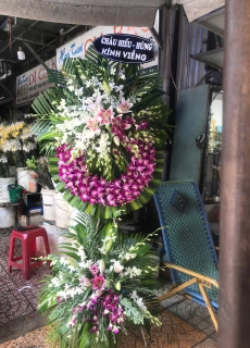 Kệ hoa chia buồn 17